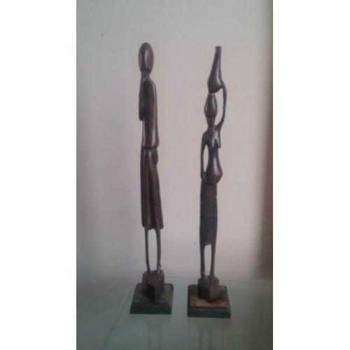 2 prachtige, slanke houten design beelden, ca. 43 cm. hoog.