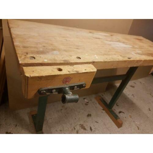 Mooie kleine oude werkbank.