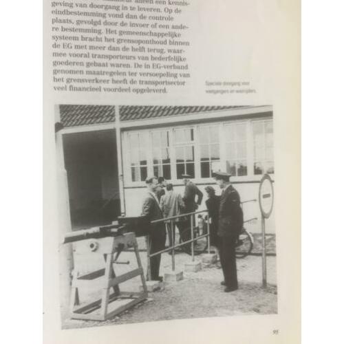 de grens gemarkeerd grenspalen en grenskantoren fraai boek