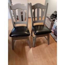 6 eetkamer stoelen.