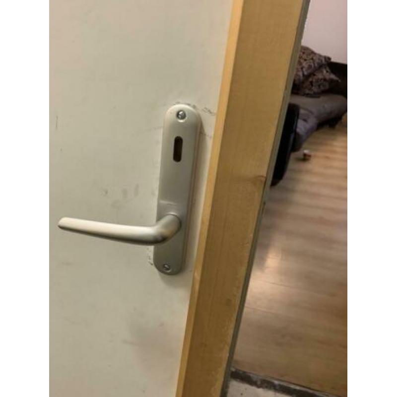 2 deuren 1 linksom en ander rechtsom draaiend met kozijn.