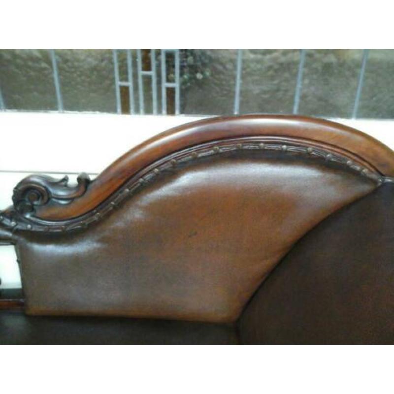 Chaise longue, divan, sofa .