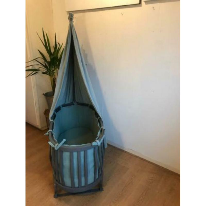 Vintage wieg met nieuwe bekleding en matras