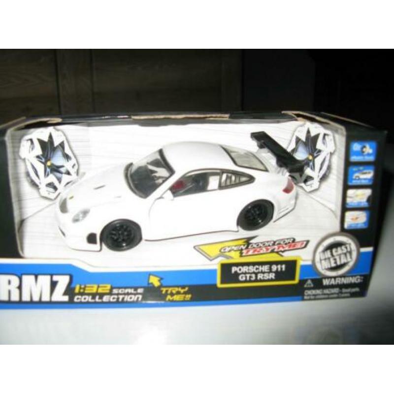 2 auto's op schaal/modelauto's