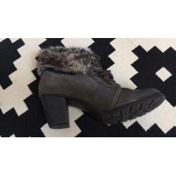 Taupe / grijs kleurige dames winter laarsjes maat 42