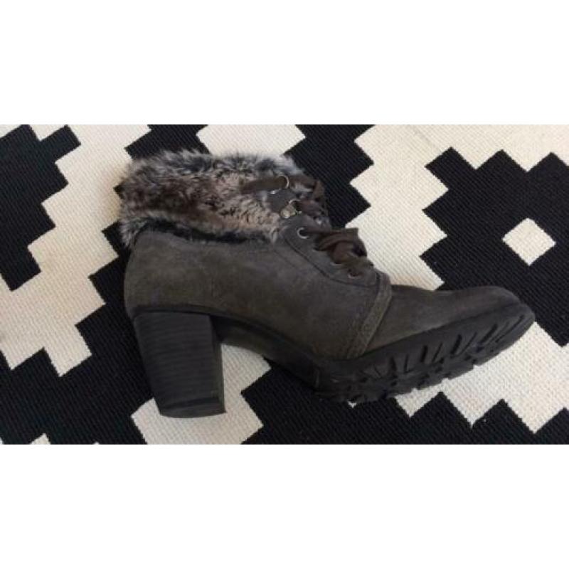 Taupe / grijs kleurige dames winter laarsjes maat 42