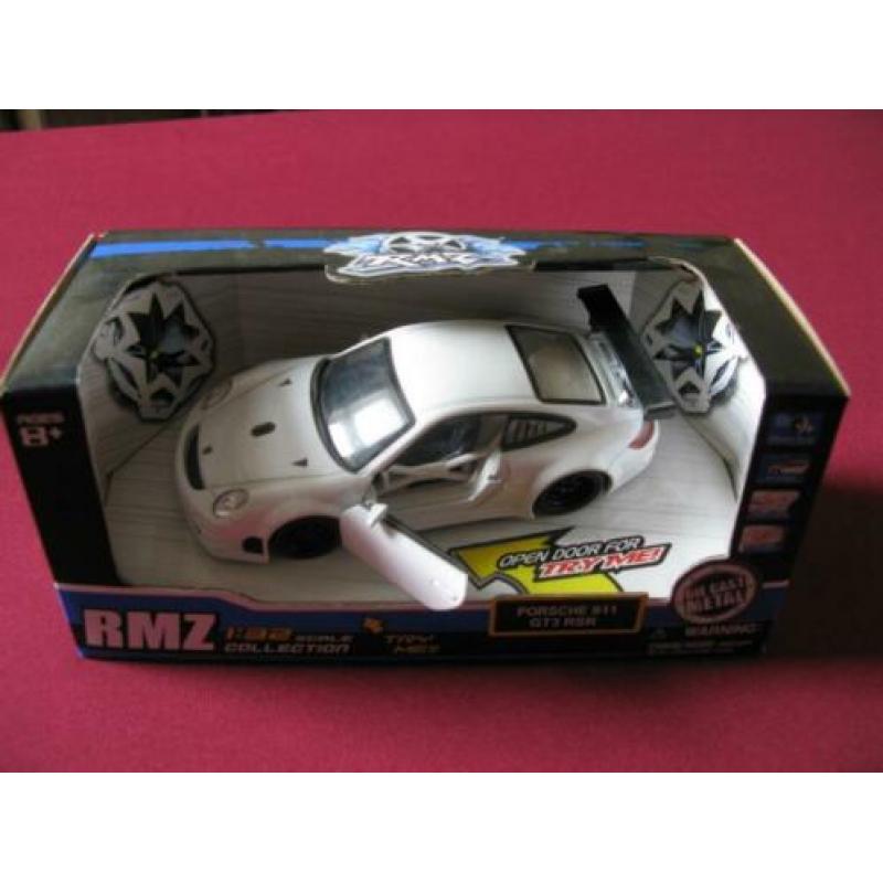 2 auto's op schaal/modelauto's