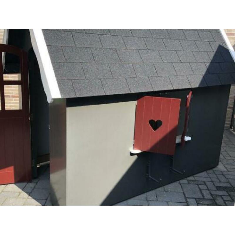 Uniek houten speelhuis