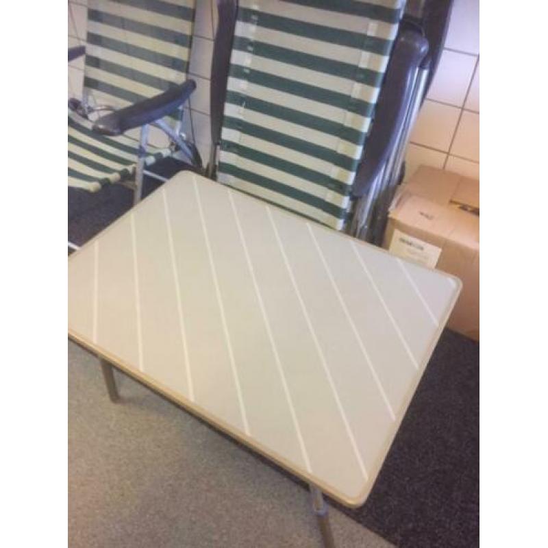 4 hoge camping stoelen/Tafel