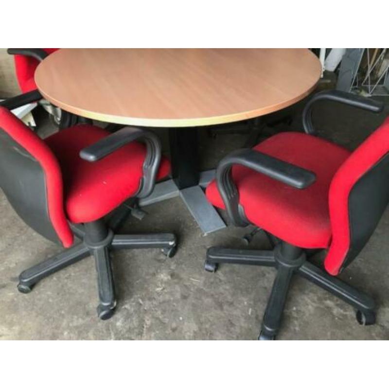 ronde tafel met 4 bureau stoelen