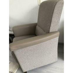 Fauteuil taupe kleur met leer