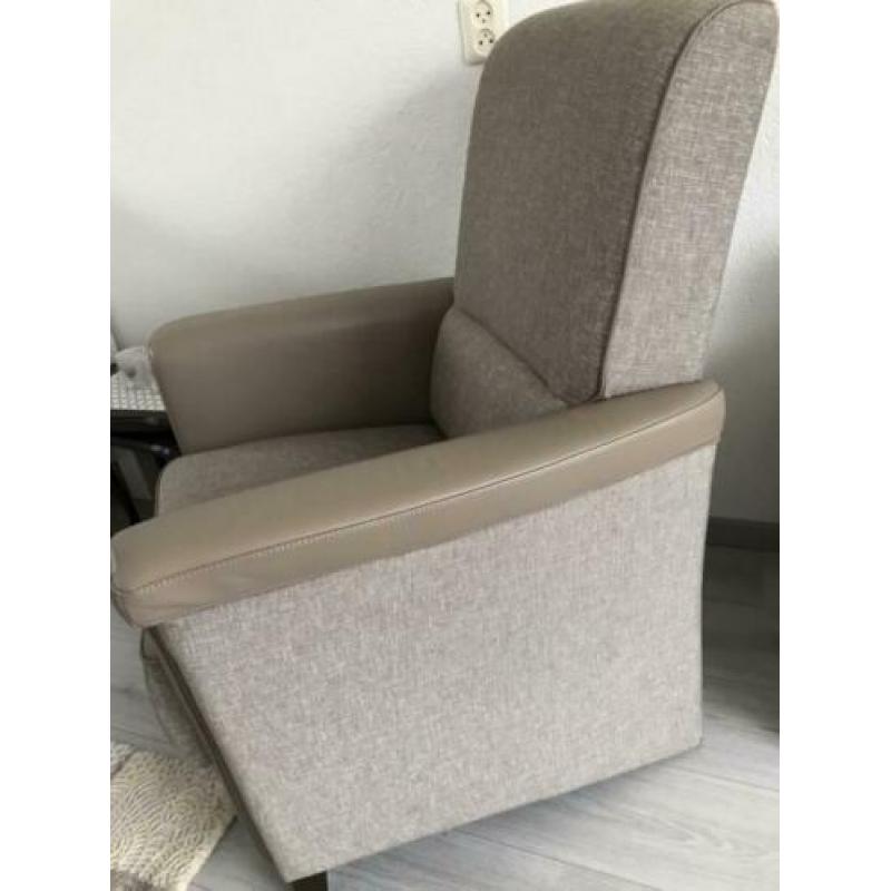 Fauteuil taupe kleur met leer