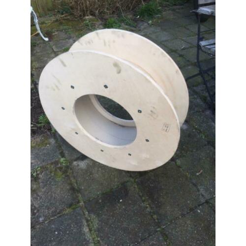 Houten haspels om zelf bijv. sidetafel te maken (i)