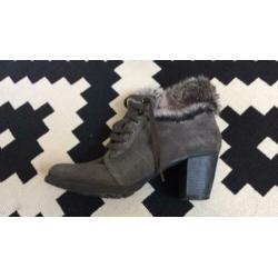 Taupe / grijs kleurige dames winter laarsjes maat 42