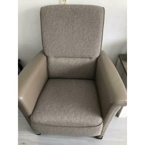 Fauteuil taupe kleur met leer