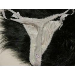 zeer mooi setje bh 75C string maat S nette staat