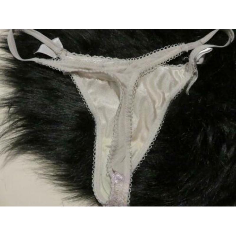 zeer mooi setje bh 75C string maat S nette staat