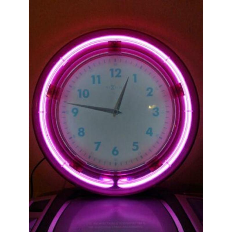 Nextime klok neon verlichting deco retro vegas bar mancave