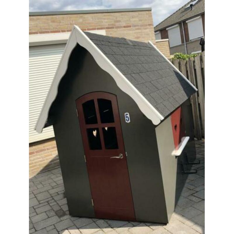 Uniek houten speelhuis