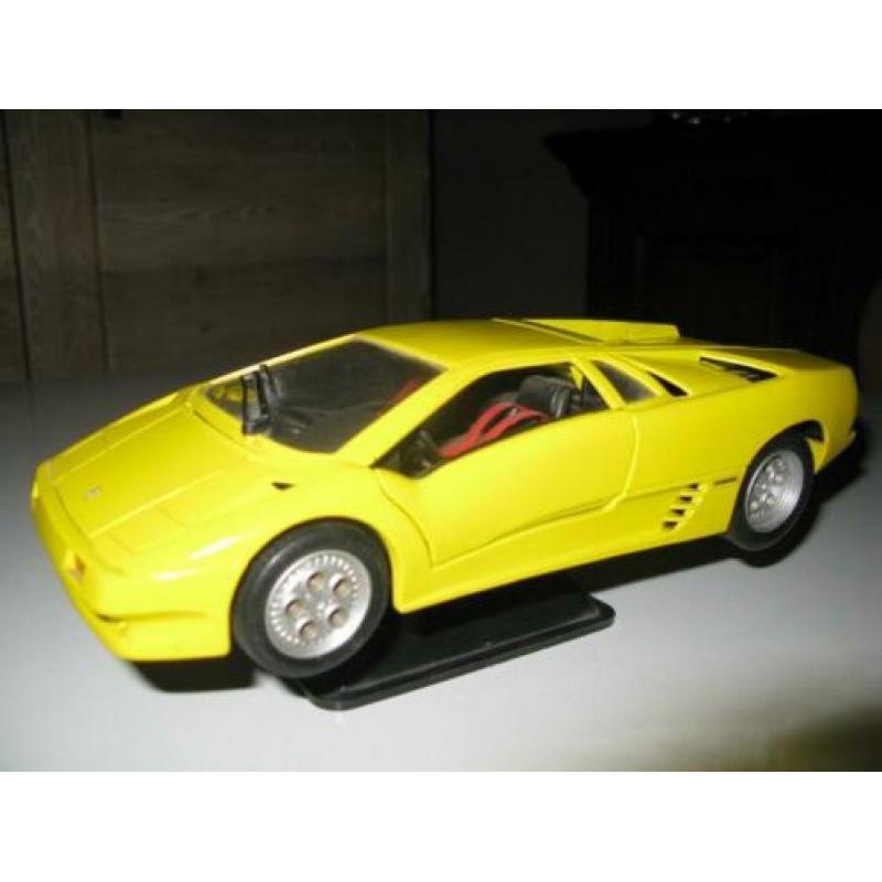 2 auto's op schaal/modelauto's