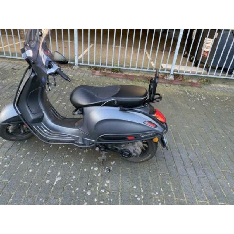 Vespa sprint iget 2018 mat grijs vol optie