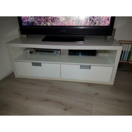 Tv kast, hele kleine beschadigingen.