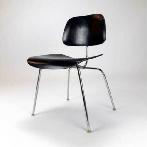 Eames eettafel stoel van Herman Miller beschadigd