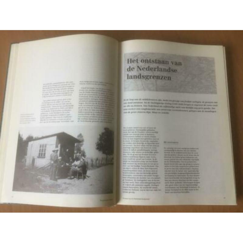 de grens gemarkeerd grenspalen en grenskantoren fraai boek