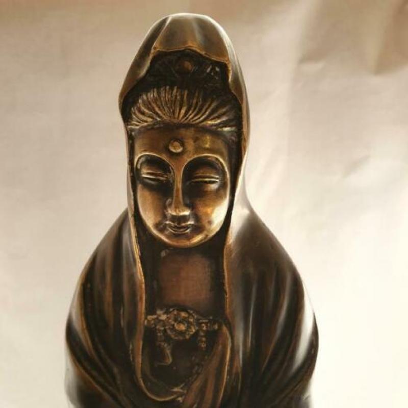 0274 Antiek Aziatisch bronzen beeld Kwan-ying rustend