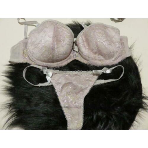 zeer mooi setje bh 75C string maat S nette staat