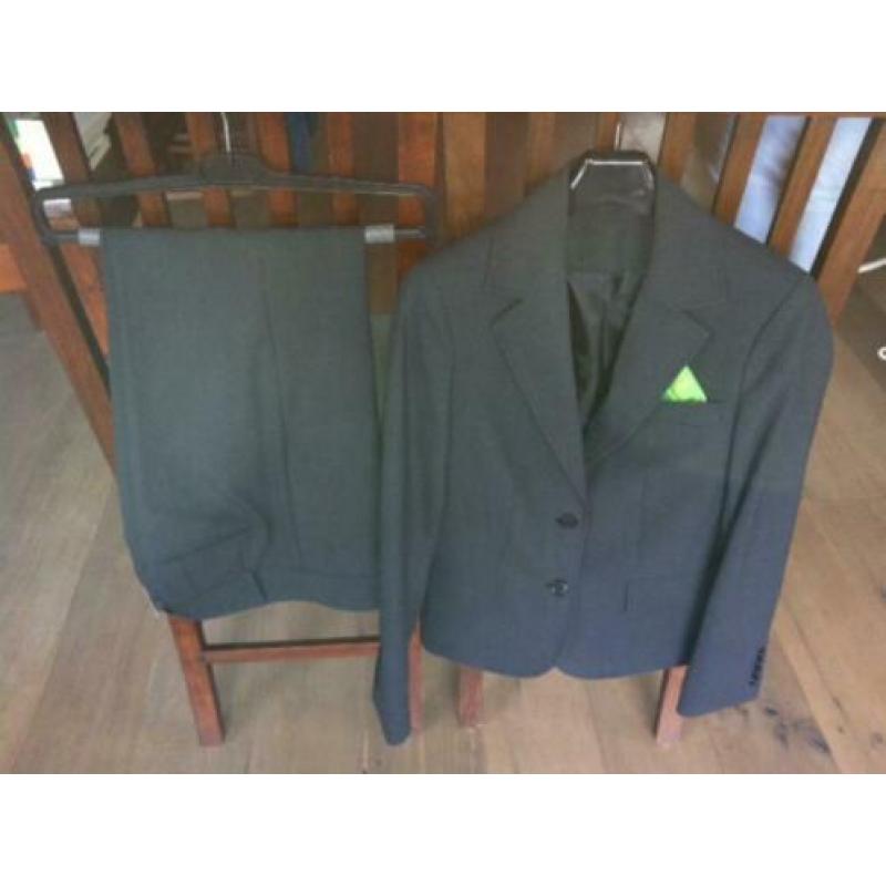 Dames kostuum Piet Zoomers ; maat blouse 38 , maat jas 38 ,