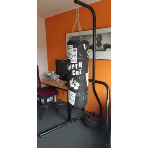 Mooie stevige bokszak met standaard.