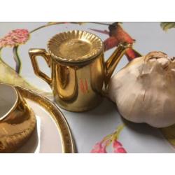 Jimenau goud porcelein mini servies. Poppenhuis servies.
