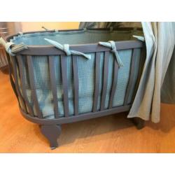 Vintage wieg met nieuwe bekleding en matras