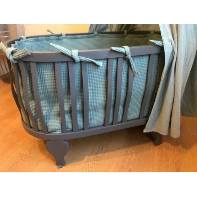 Vintage wieg met nieuwe bekleding en matras