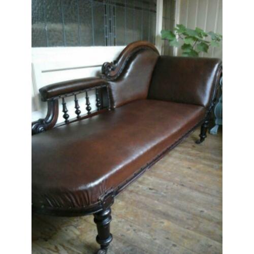 Chaise longue, divan, sofa .