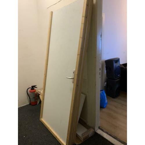 2 deuren 1 linksom en ander rechtsom draaiend met kozijn.