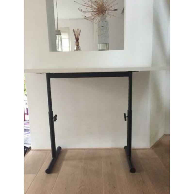 In hoogte verstelbare tafel