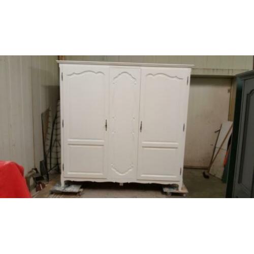 Opgeknapte brocante linnenkast kledingkasten slaapkamerkast