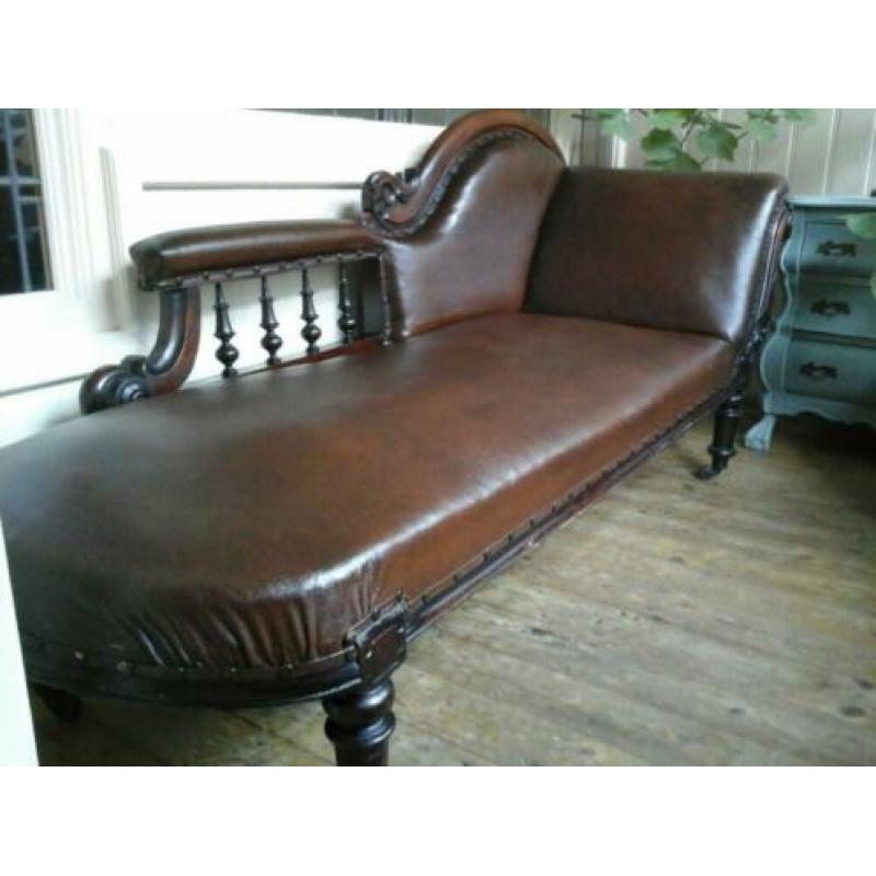 Chaise longue, divan, sofa .