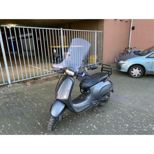 Vespa sprint iget 2018 mat grijs vol optie