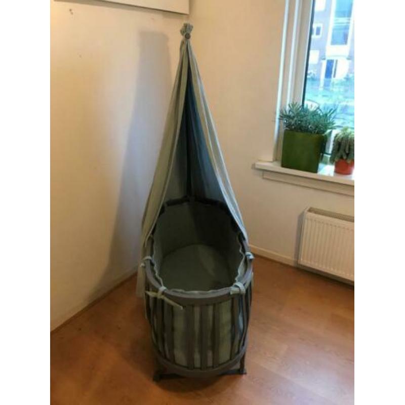 Vintage wieg met nieuwe bekleding en matras