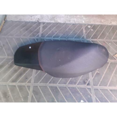 Peugeot Speedfight 4 zadel - zo goed als nieuw - zie tekst