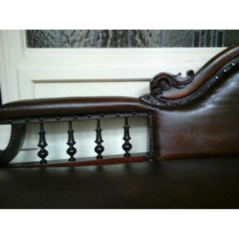 Chaise longue, divan, sofa .