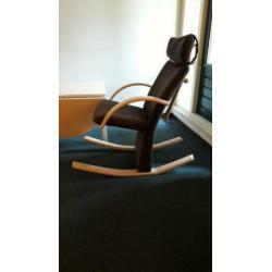 Schommelstoel met lage tafel