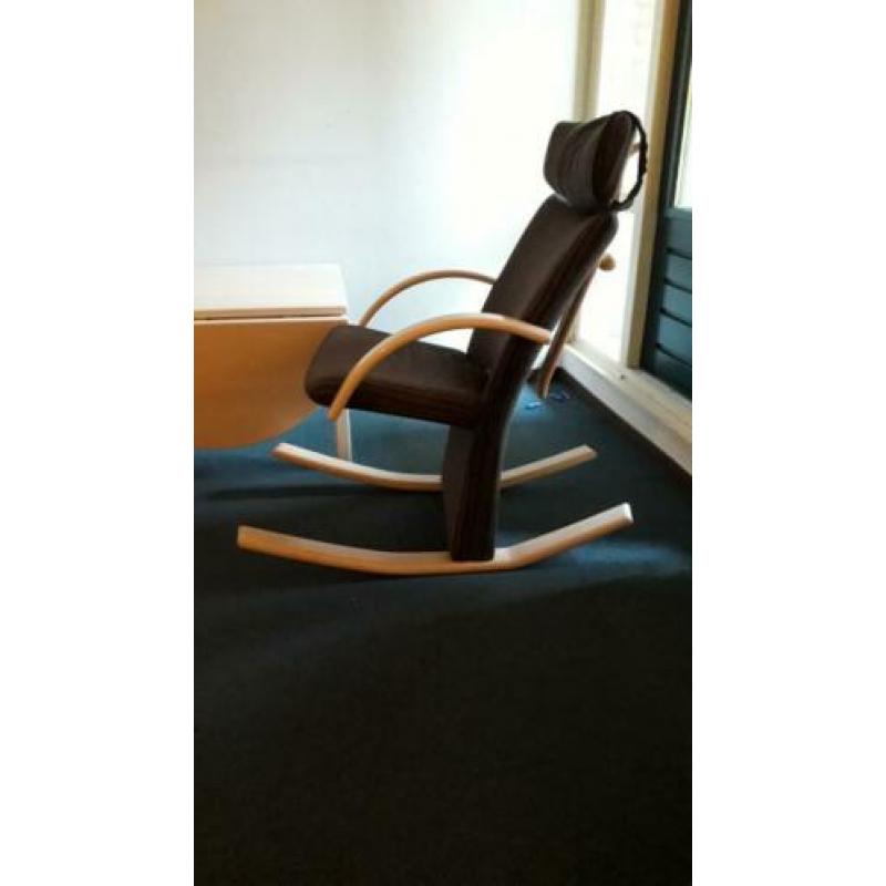 Schommelstoel met lage tafel