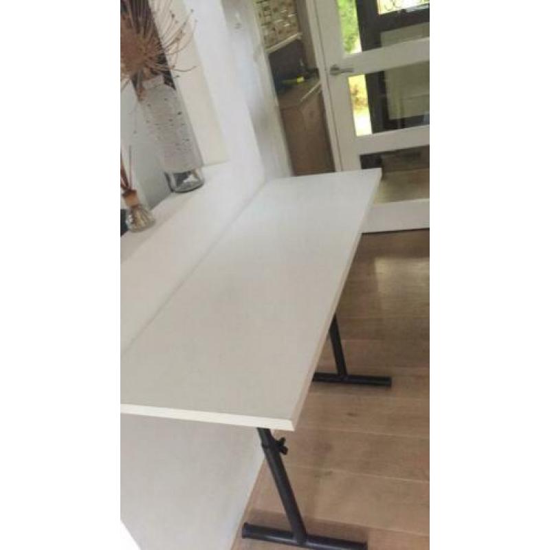 In hoogte verstelbare tafel