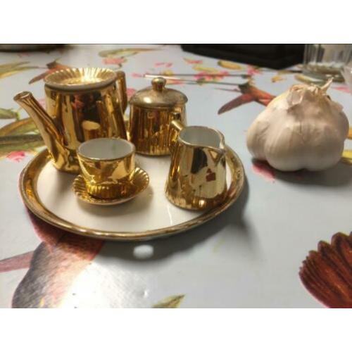 Jimenau goud porcelein mini servies. Poppenhuis servies.