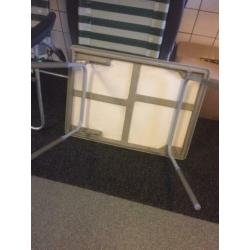 4 hoge camping stoelen/Tafel