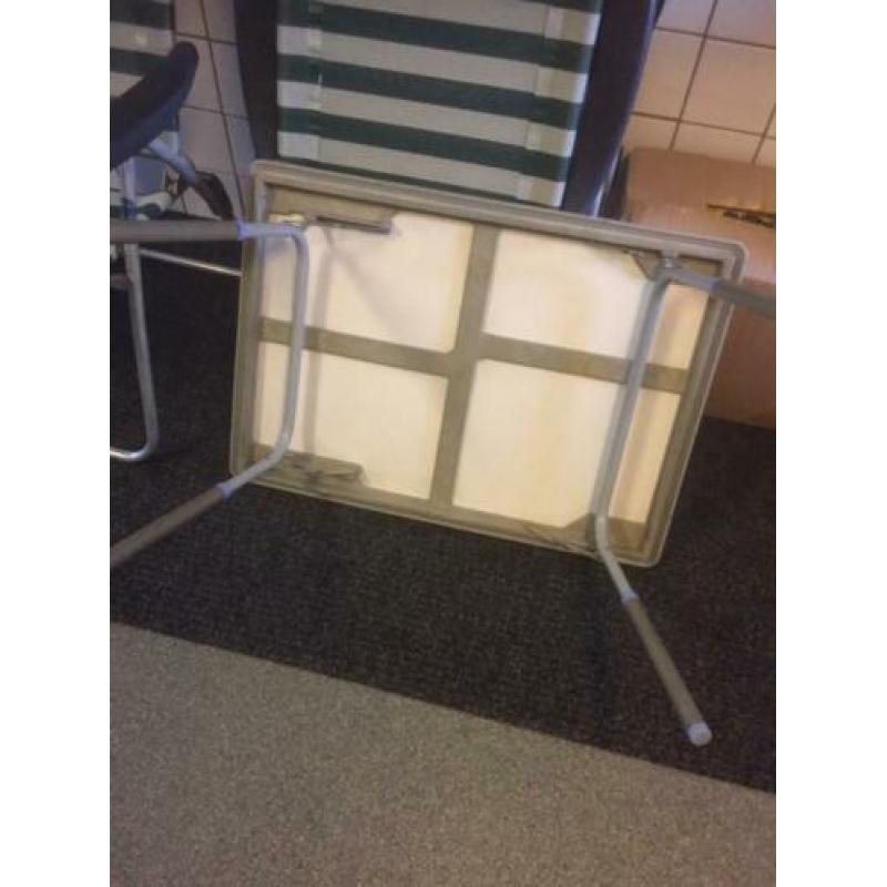 4 hoge camping stoelen/Tafel